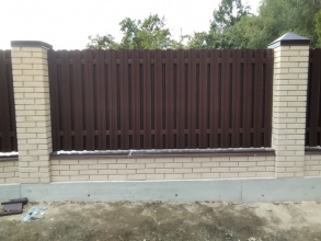 Кирпичный забор на ленточном фундаменте 20 метров