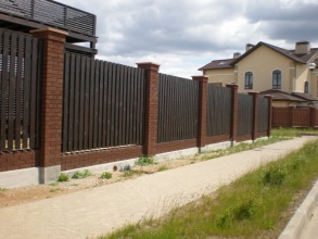 Кирпичный забор на ленточном фундаменте 300 метров