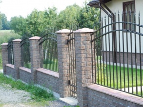 Кирпичный забор на ленточном фундаменте 40 метров