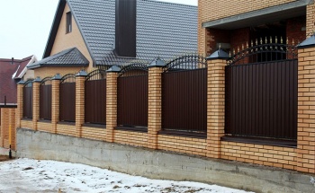 Кирпичный забор на ленточном фундаменте 70 метров