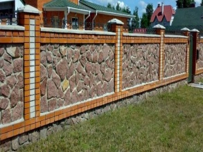 Кирпичный забор с камнем 12 метров