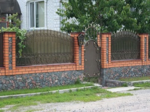 Кирпичный забор с камнем 200 метров