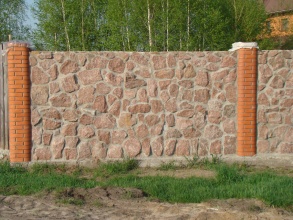 Кирпичный забор с камнем 20 соток