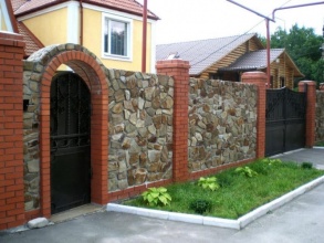 Кирпичный забор с камнем 30 метров