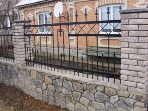 Кирпичный забор с камнем 40 метров