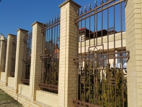 Кирпичный забор с ковкой  10 метров