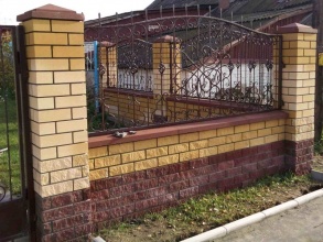 Кирпичный забор с ковкой  25 метров