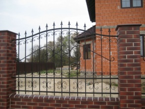 Кирпичный забор с ковкой  60 метров