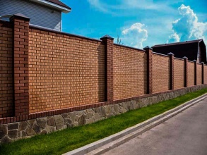Кирпичный забор сплошной 25 метров