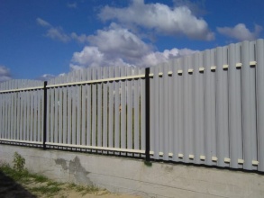 Забор из евроштакетника на ленточном фундаменте 71 метр