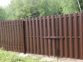 Забор из евроштакетника с бетонированием столбов 10 соток