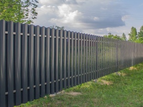 Забор из евроштакетника с бетонированием столбов 18 метров