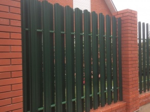 Забор из евроштакетника с кирпичными столбами 12 метров
