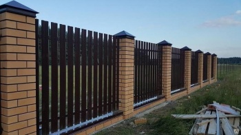 Забор из евроштакетника с кирпичными столбами 60 метров