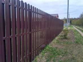 Забор из евроштакетника с забивными столбами 10 соток