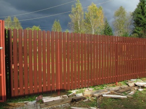 Забор из евроштакетника с забивными столбами 125 метров
