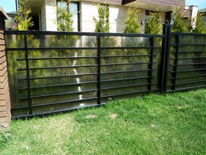 Забор из поликарбоната на металлическом каркасе 10 метров