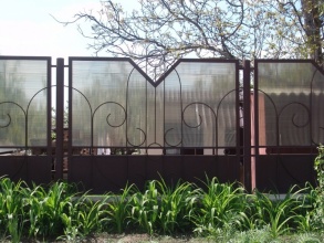 Забор из поликарбоната на металлическом каркасе 12 метров