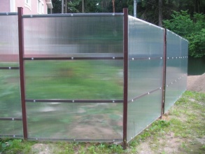 Забор из поликарбоната на металлическом каркасе 12 соток