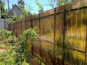 Забор из поликарбоната на металлическом каркасе 15 метров