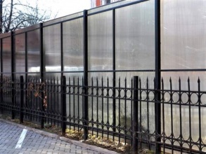 Забор из поликарбоната на металлическом каркасе 15 соток