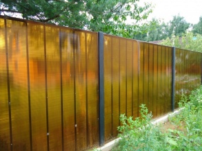 Забор из поликарбоната на металлическом каркасе 18 метров