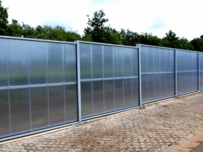 Забор из поликарбоната на металлическом каркасе 20 метров