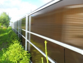 Забор из поликарбоната на металлическом каркасе 30 метров