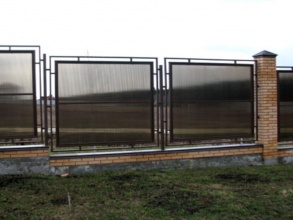 Забор из поликарбоната на металлическом каркасе 90 метров