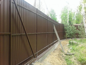 Забор из профнастила на ленточном фундаменте 108 метров