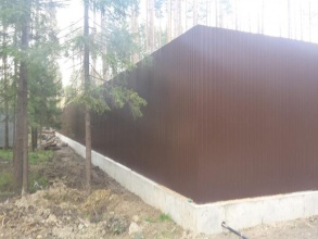 Забор из профнастила на ленточном фундаменте 25 метров