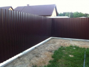 Забор из профнастила на ленточном фундаменте 28 метров