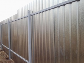 Забор из профнастила с бетонированием столбов 15 соток