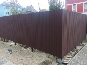 Забор из профнастила с бетонированием столбов 45 метров
