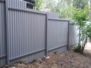Забор из профнастила с бетонированием столбов 80 метров
