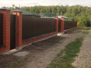 Забор из профнастила с кирпичными столбами 10 метров