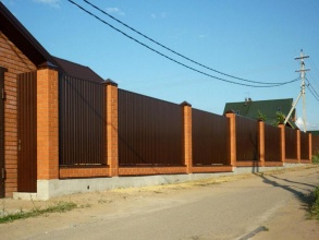 Забор из профнастила с кирпичными столбами 158 метров