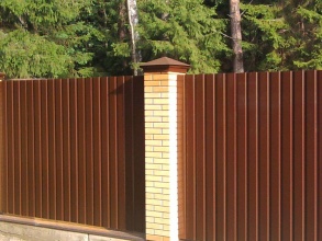 Забор из профнастила с кирпичными столбами 15 метров