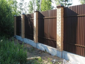 Забор из профнастила с кирпичными столбами 20 метров
