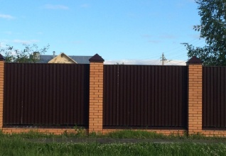 Забор из профнастила с кирпичными столбами 26 метров