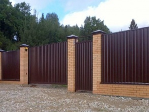 Забор из профнастила с кирпичными столбами 30 метров