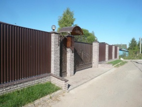 Забор из профнастила с кирпичными столбами 37 метров