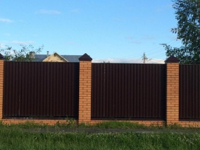 Забор из профнастила с кирпичными столбами 48 метров