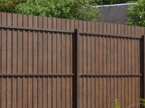 Забор из профнастила с утрамбовкой щебнем 10 метров
