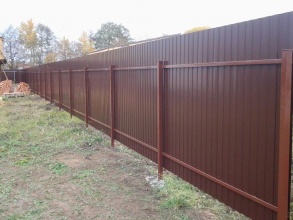 Забор из профнастила с утрамбовкой щебнем 12 метров
