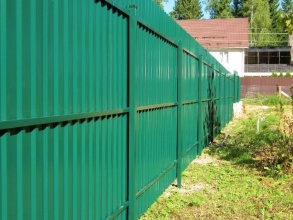 Забор из профнастила с утрамбовкой щебнем 15 метров