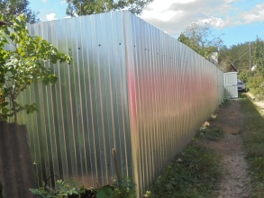 Забор из профнастила с утрамбовкой щебнем 18 метров