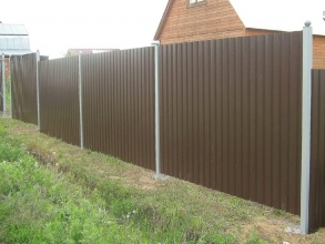 Забор из профнастила с утрамбовкой щебнем 20 метров