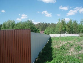 Забор из профнастила с утрамбовкой щебнем 26 метров