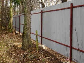 Забор из профнастила с утрамбовкой щебнем 30 метров